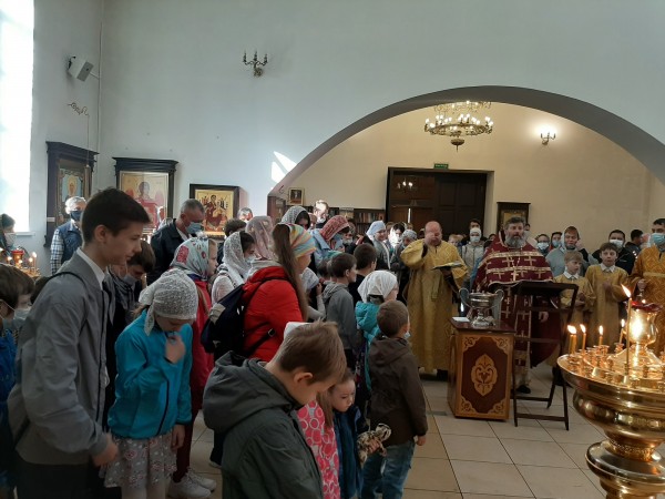 Вручение свидетельств выпускникам воскресной школы Данииловского храма пос. Нахабино