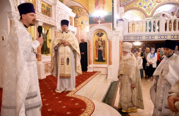 Воскресное богослужение в Никольском соборе 