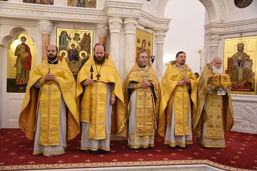 Принесение ковчега с Поясом Пресвятой Богородицы и встреча с молодежью в Никольском Соборе г. Красногорска