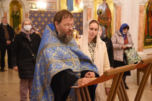 Молебны у ковчега с частью Пояса Божией Матери