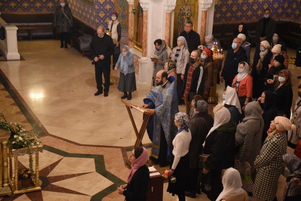Молебны у ковчега с частью Пояса Божией Матери
