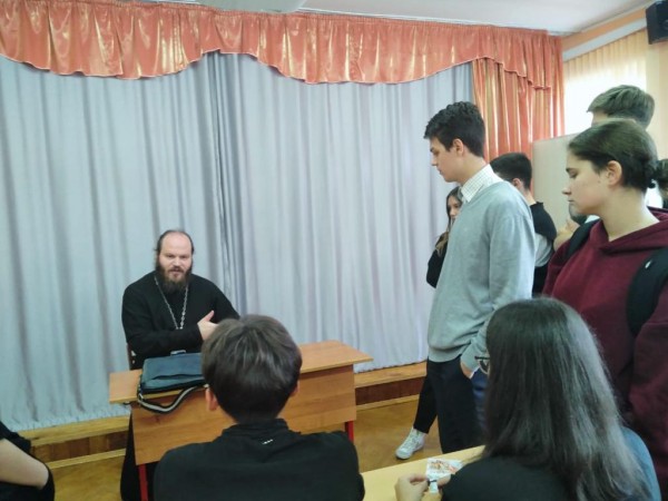 Встреча со священником в Ильинской школе 