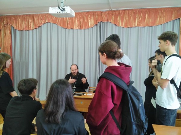 Встреча со священником в Ильинской школе 