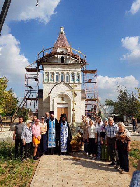 Освящение креста и главки в Петрово-Дальнее