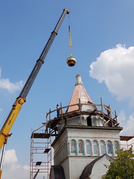 Освящение креста и главки в Петрово-Дальнее