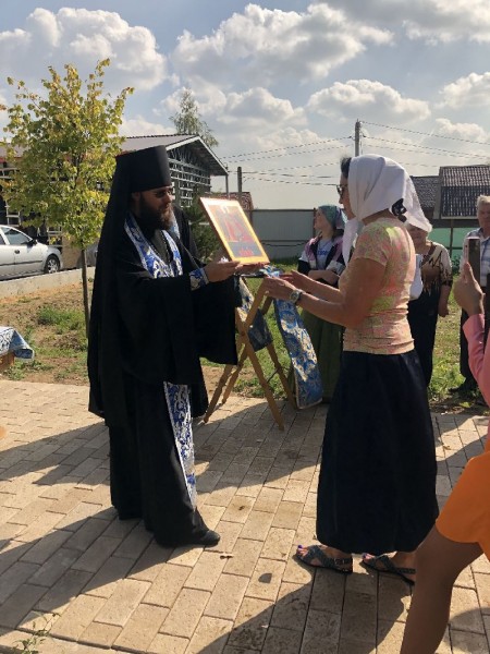 Освящение креста и главки в Петрово-Дальнее