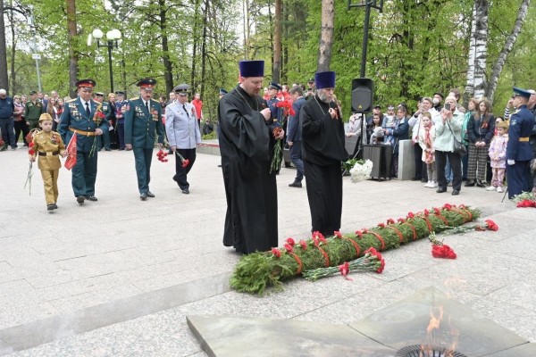 Церемония возложения венков в городском мемориальном комплексе Победы на Красной горке