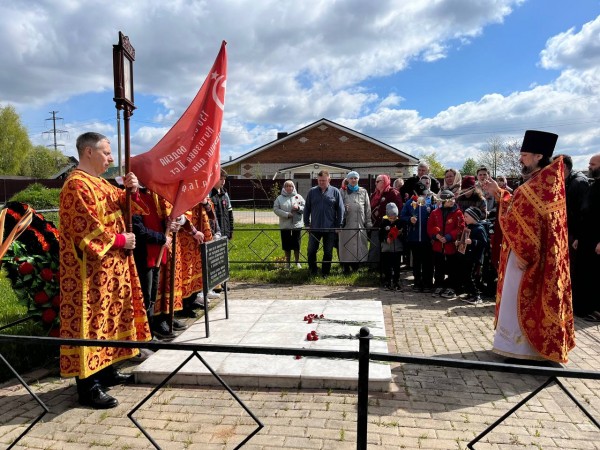 Лития на братской могиле в д. Козино