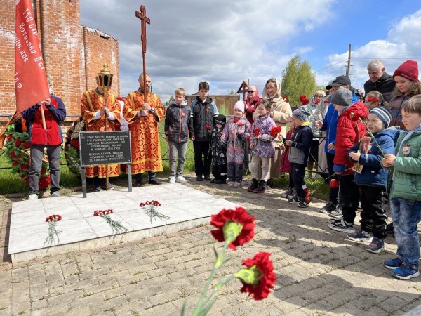 Лития на братской могиле в д. Козино