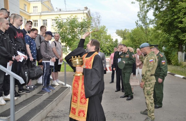 Отправка призывников-срочников в военкомате г. Красногорска 