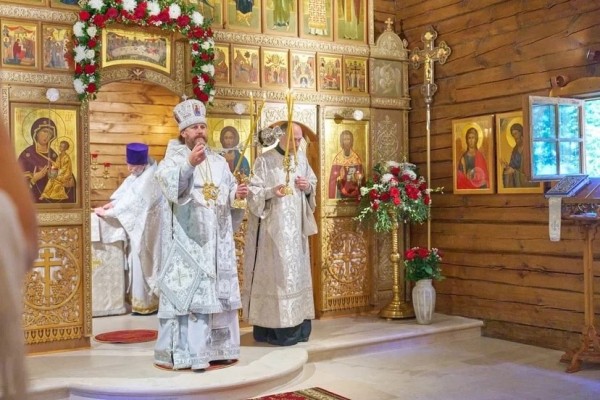 Великое освящение храма священномученика Петра Красногорского в с. Петрово-Дальнее