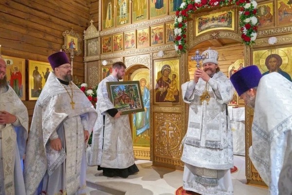 Великое освящение храма священномученика Петра Красногорского в с. Петрово-Дальнее