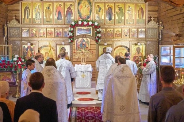 Великое освящение храма священномученика Петра Красногорского в с. Петрово-Дальнее