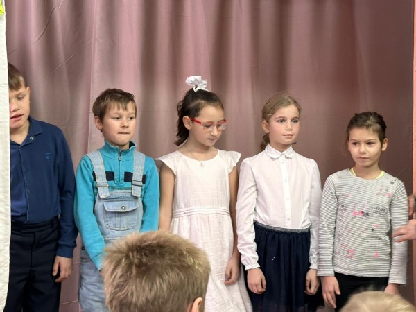 Воскресная школа Данииловского храма в Нахабино выступила в клубе «Мечта» и поздравила мам и бабушек с Днем матери