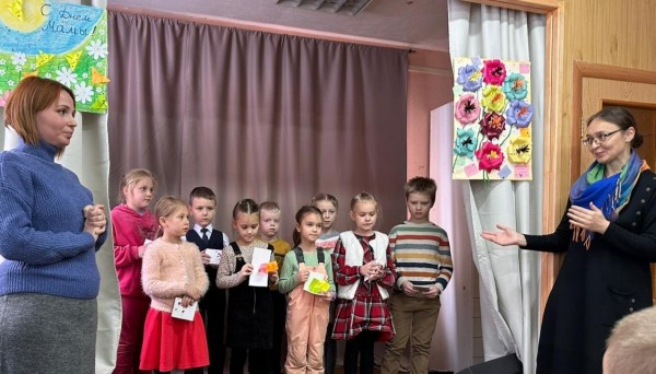 Воскресная школа Данииловского храма в Нахабино выступила в клубе «Мечта» и поздравила мам и бабушек с Днем матери