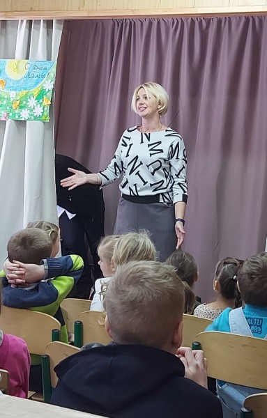 Воскресная школа Данииловского храма в Нахабино выступила в клубе «Мечта» и поздравила мам и бабушек с Днем матери