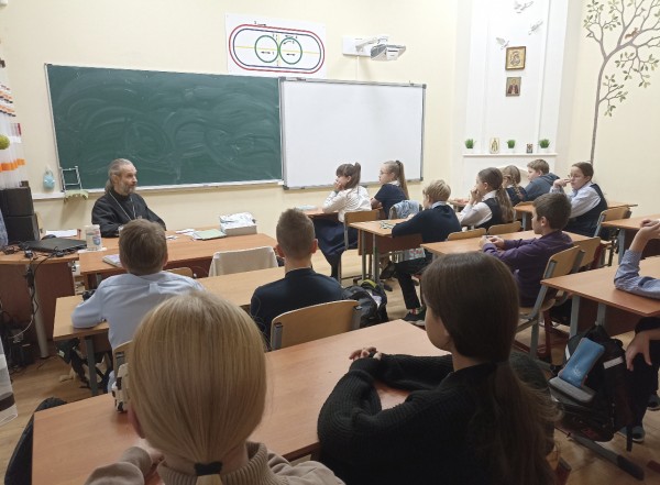 "Задай вопрос священнику" в Свято-Георгиевской гимназии г. Красногорска
