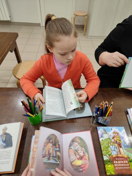 В воскресной школе Успенского храма с.Петрово-Дальнее прошёл урок, посвящённый Дню православной книги