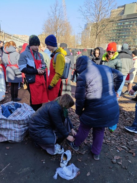 Кормление на Белорусском вокзале г. Москвы