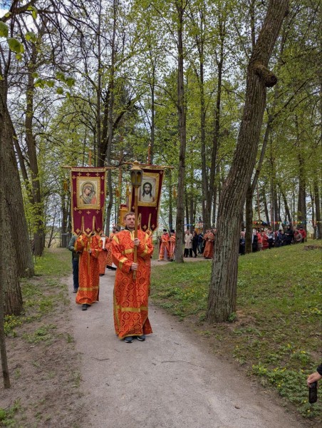 В субботу Светлой седмицы в храме священномученика Петра Красногорского архиепископ Фома возглавил Божественную Литургию