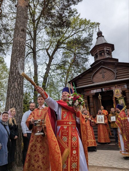 В субботу Светлой седмицы в храме священномученика Петра Красногорского архиепископ Фома возглавил Божественную Литургию