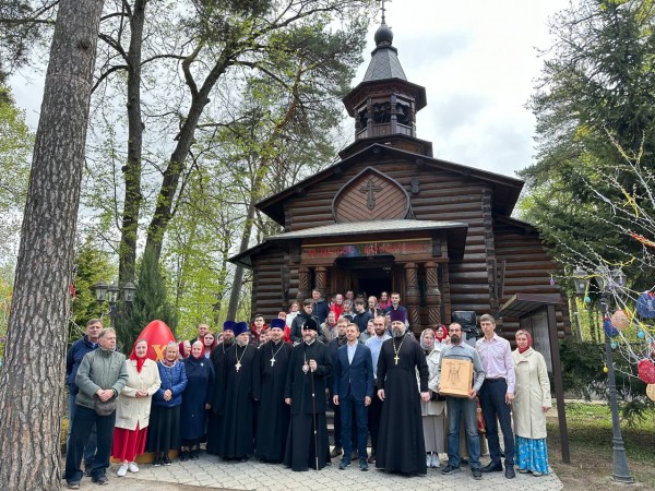 В субботу Светлой седмицы в храме священномученика Петра Красногорского архиепископ Фома возглавил Божественную Литургию