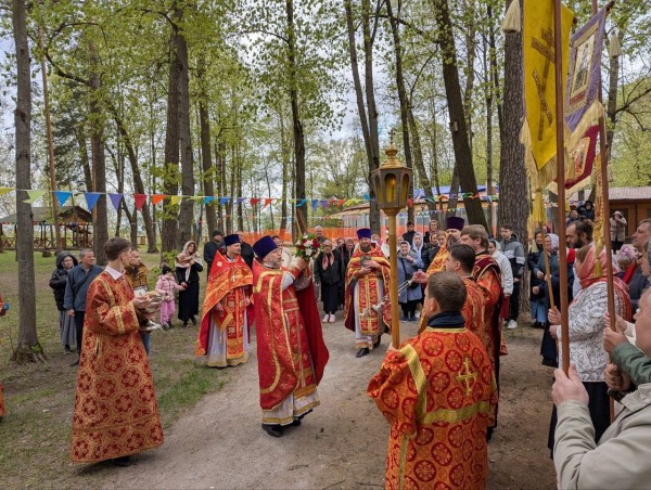 В субботу Светлой седмицы в храме священномученика Петра Красногорского архиепископ Фома возглавил Божественную Литургию