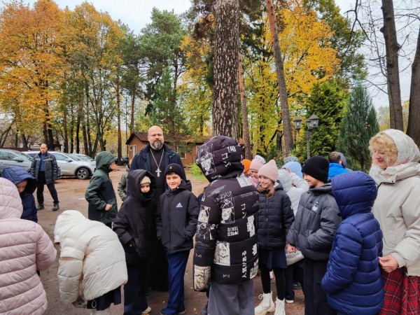 Гости в Успенском храме с. Петрово-Дальнее