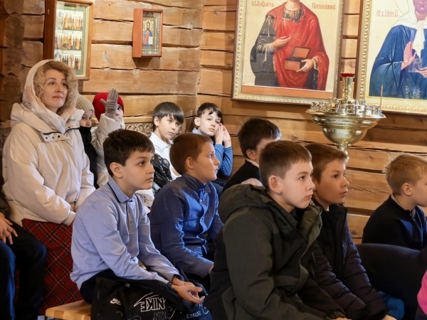 Гости в Успенском храме с. Петрово-Дальнее