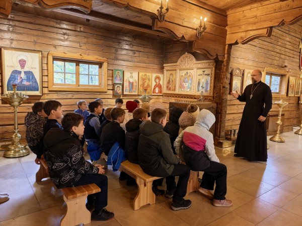 Гости в Успенском храме с. Петрово-Дальнее