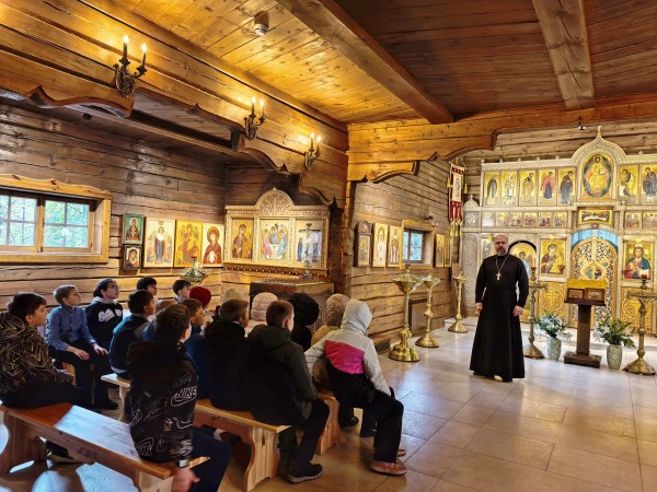 Гости в Успенском храме с. Петрово-Дальнее