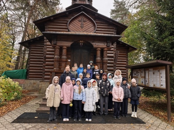 Гости в Успенском храме с. Петрово-Дальнее
