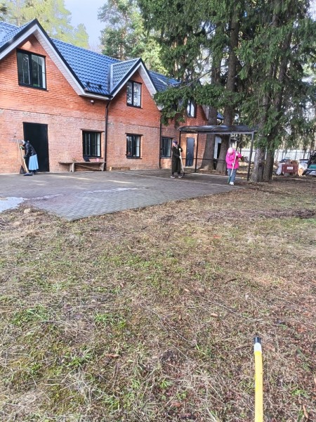 Скоречники вокруг Максимовского храма