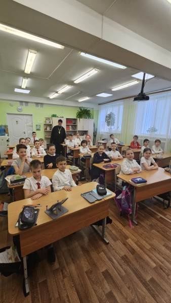 Пасхальные встречи священника со школьниками в учебных заведениях Красногорского округа