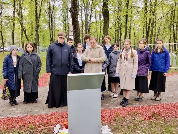 Участие ДЦМШ в акции «Ваш Подвиг в наших сердцах» на Красной горке
