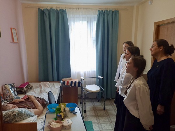 Участие ДЦМШ в акции «Ваш Подвиг в наших сердцах» в доме престарелых «Доброта»