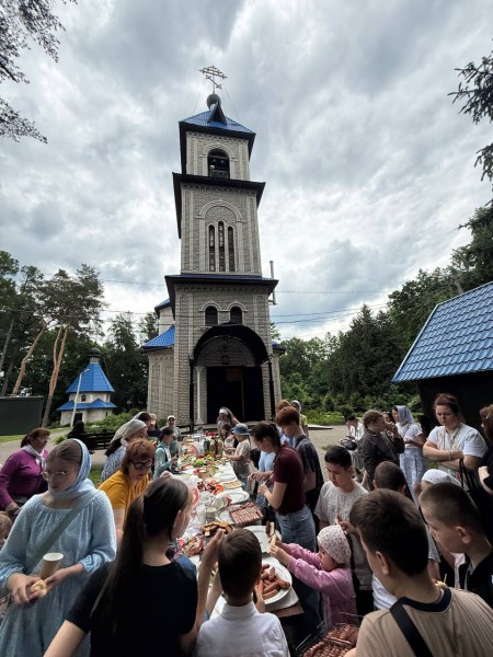 Семейный пикник и музыкальные посиделки в Данииловском храме завершили учебный год и открыли Всероссийскую неделю семьи